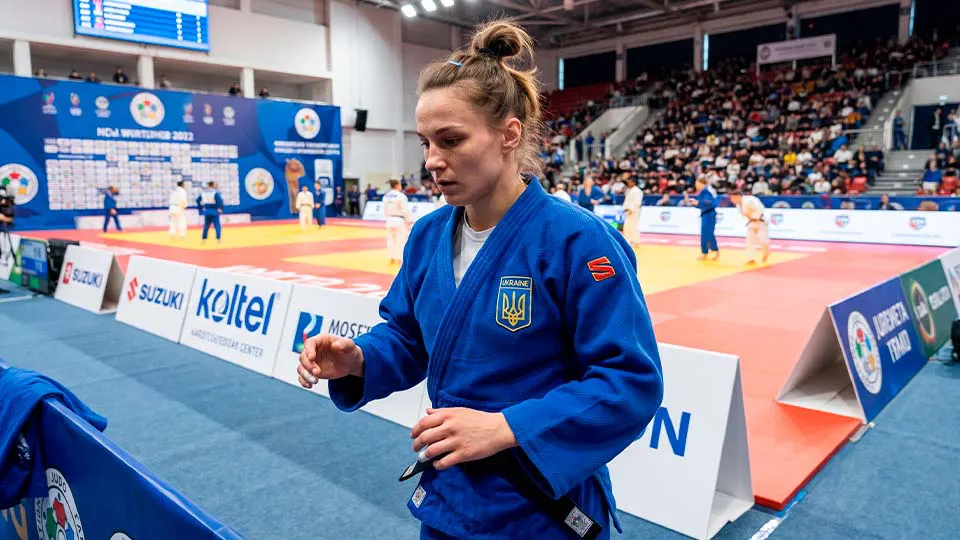 Зайферт Злата в синем кимоно разминается перед схваткой на чемпионате по дзюдо