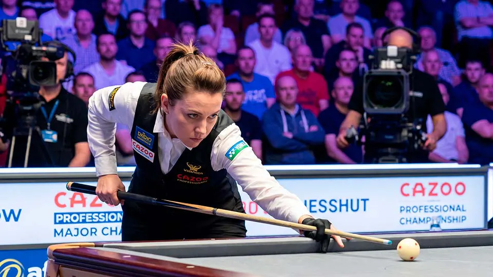 Зайферт Злата играет в пул на чемпионате Mosconi Cup