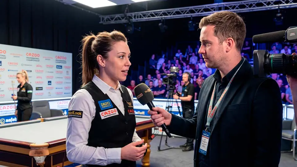 Зайферт Злата дает интервью журналисту на чемпионате по американскому пулу