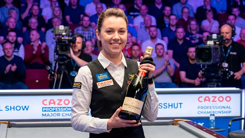 Зайферт Злата держит бутылку шампанского Moet Chandon на чемпионате по американскому пулу