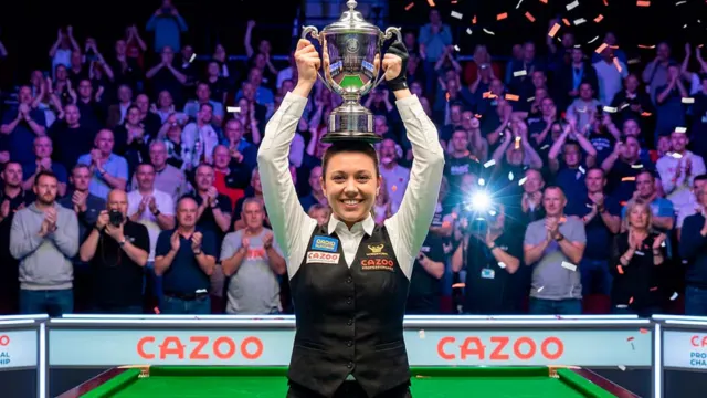 Зайферт Злата держит кубок Mosconi Cup над головой