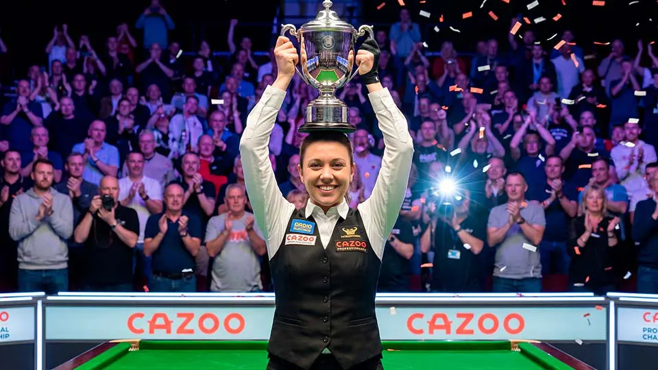 Зайферт Злата держит кубок Mosconi Cup над головой